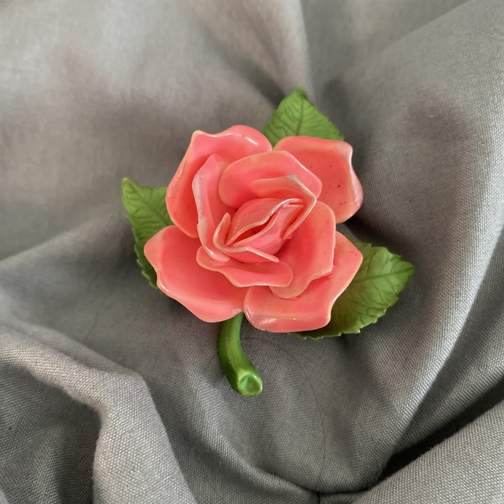 Vintage 3D Painted Peach Celluloid Plastic Rose Brooch With Green Leaves KJ